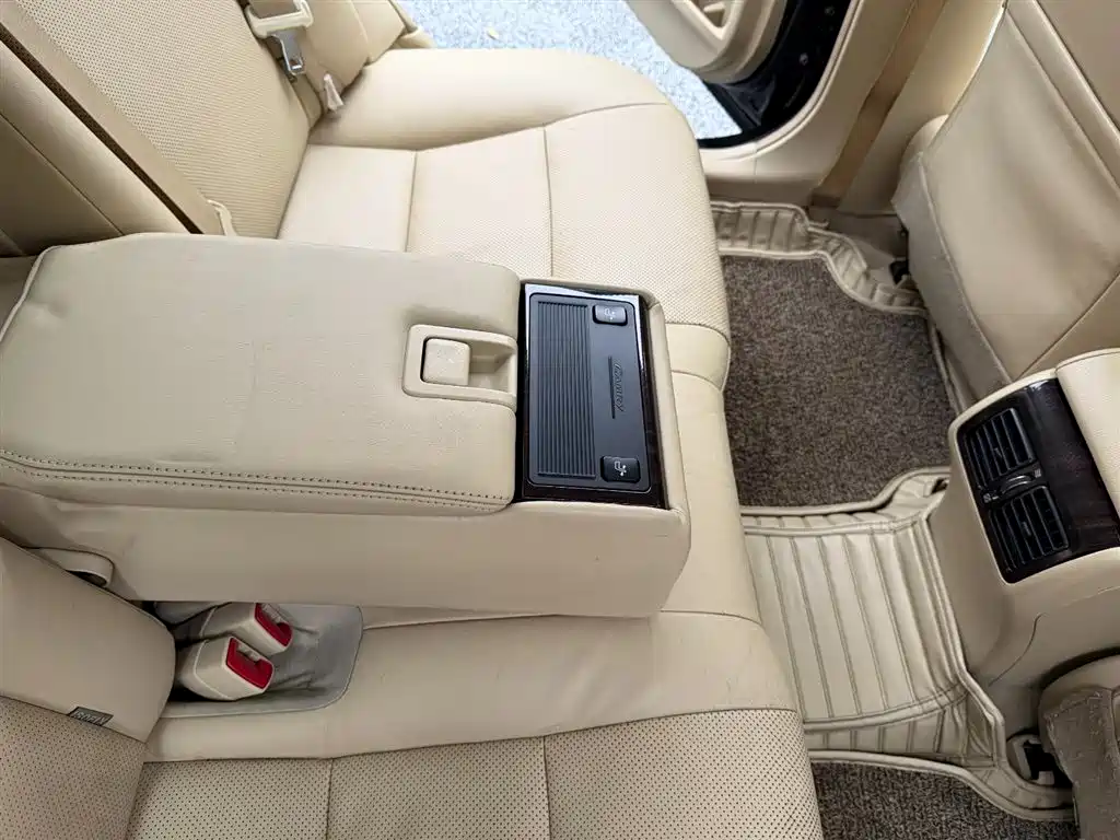 Toyota Camry 2016 Hybrid 2.5HG 10th Anniversary Luxury Navigation Edition фото 18