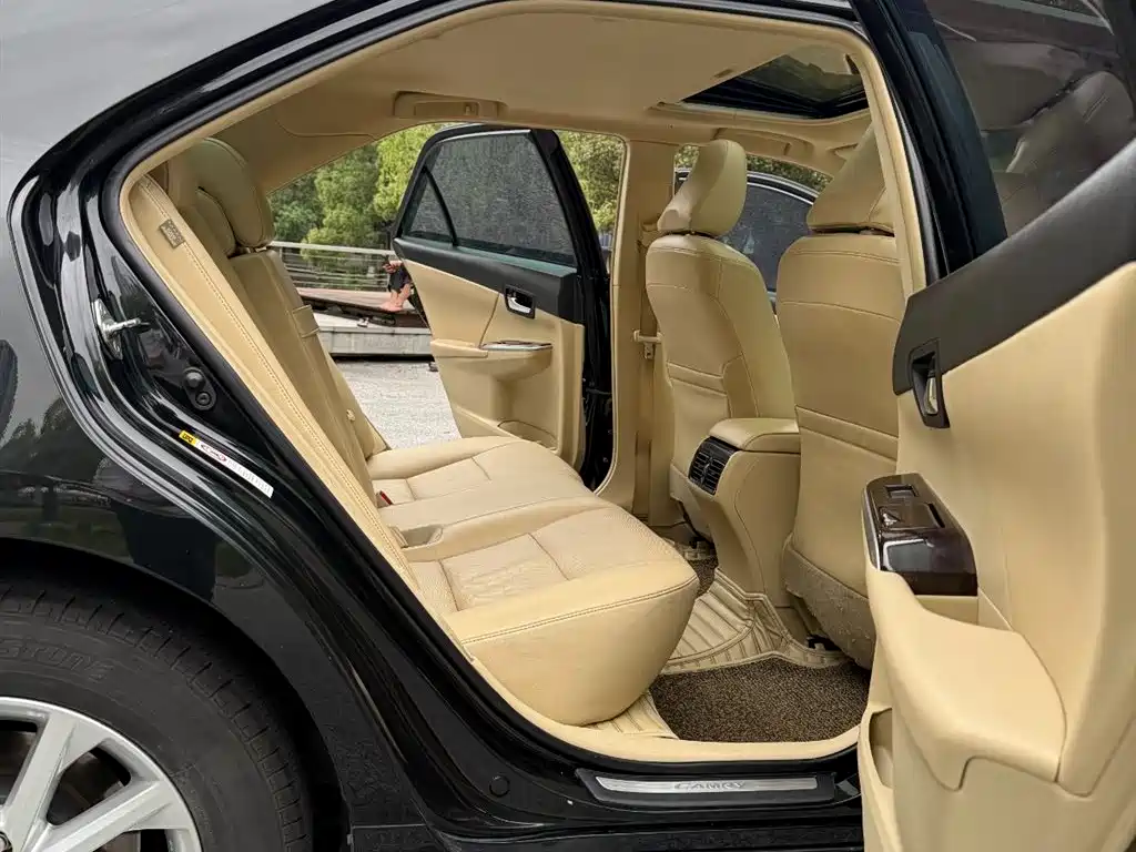 Toyota Camry 2016 Hybrid 2.5HG 10th Anniversary Luxury Navigation Edition фото 13