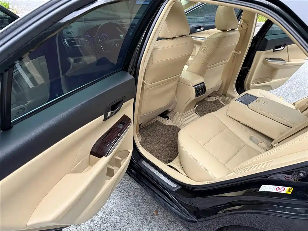 Toyota Camry 2016 Hybrid 2.5HG 10th Anniversary Luxury Navigation Edition фото 19