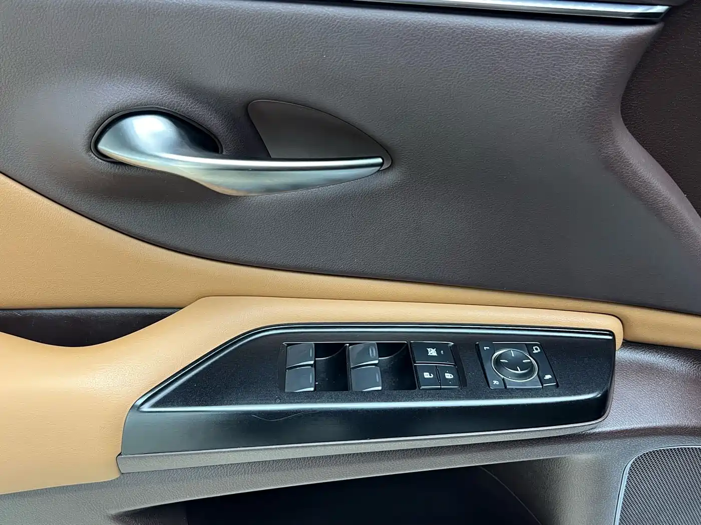 Фото 18 - Lexus ES