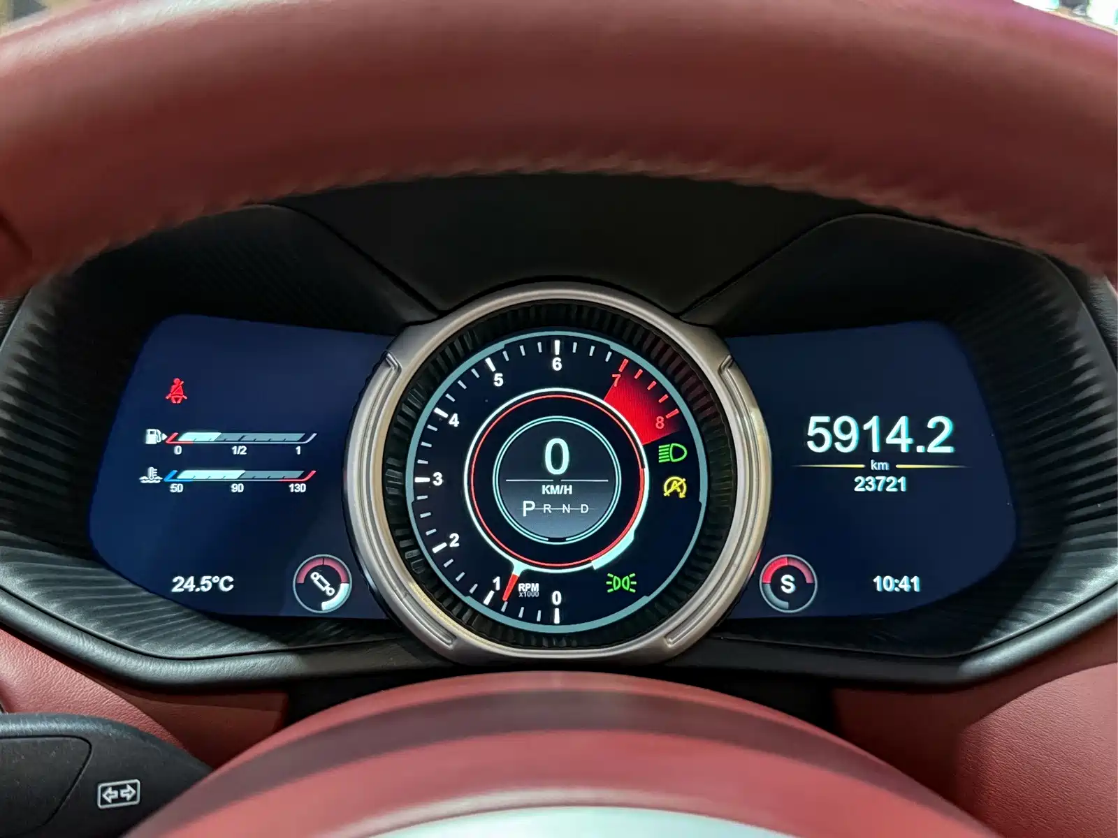 Фото 9 - Aston Martin DB11