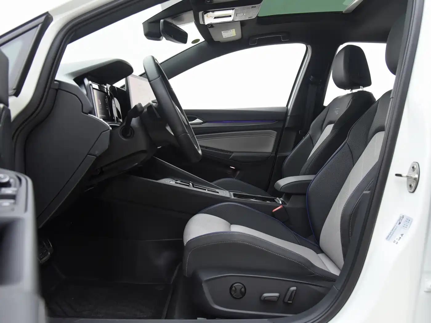 Volkswagen Golf 2025 300TSI R-Line фото 10