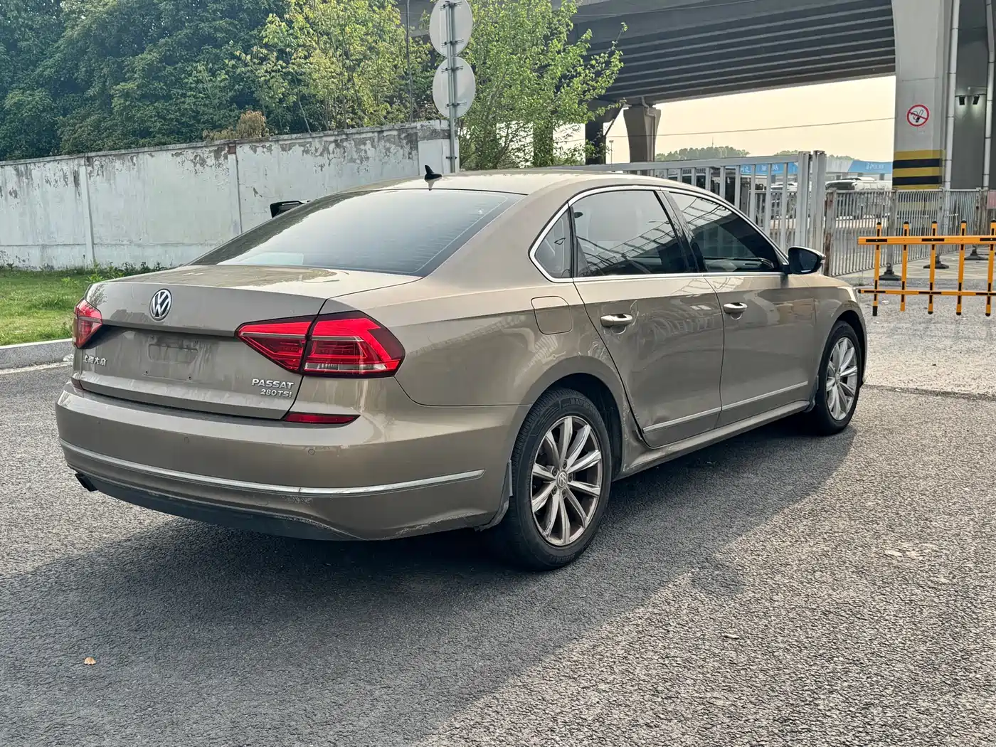 Volkswagen Passat 2016 280TSI DSG Honor Edition фото 14