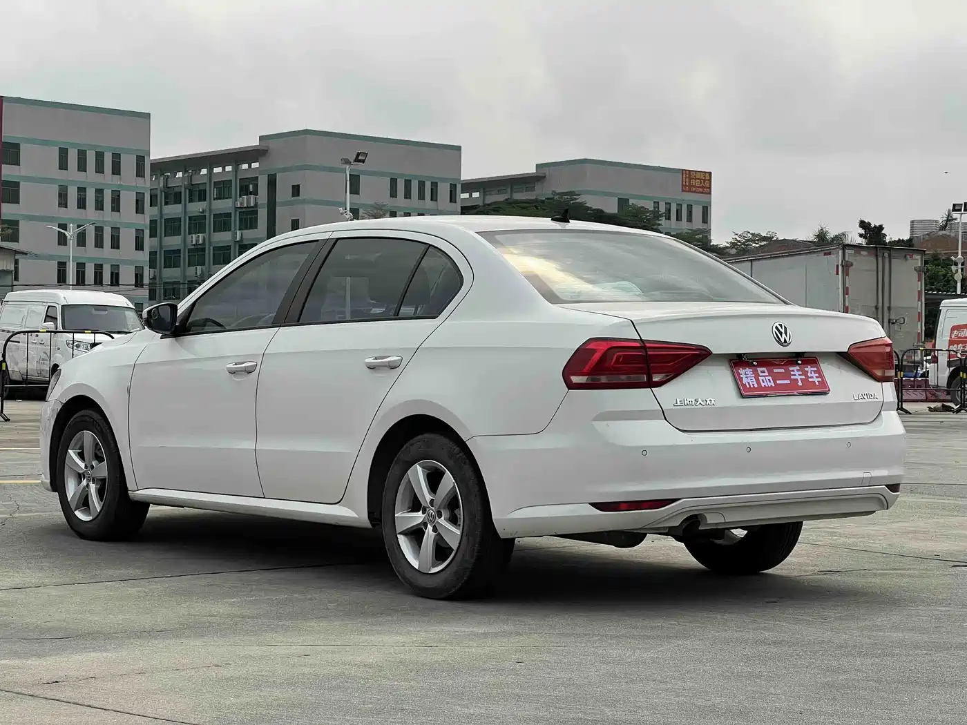 Volkswagen Lavida 2015 1.6L Automatic Trend Edition фото 4