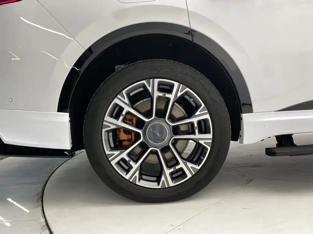 Photo 11 - Lynk & Co 900
