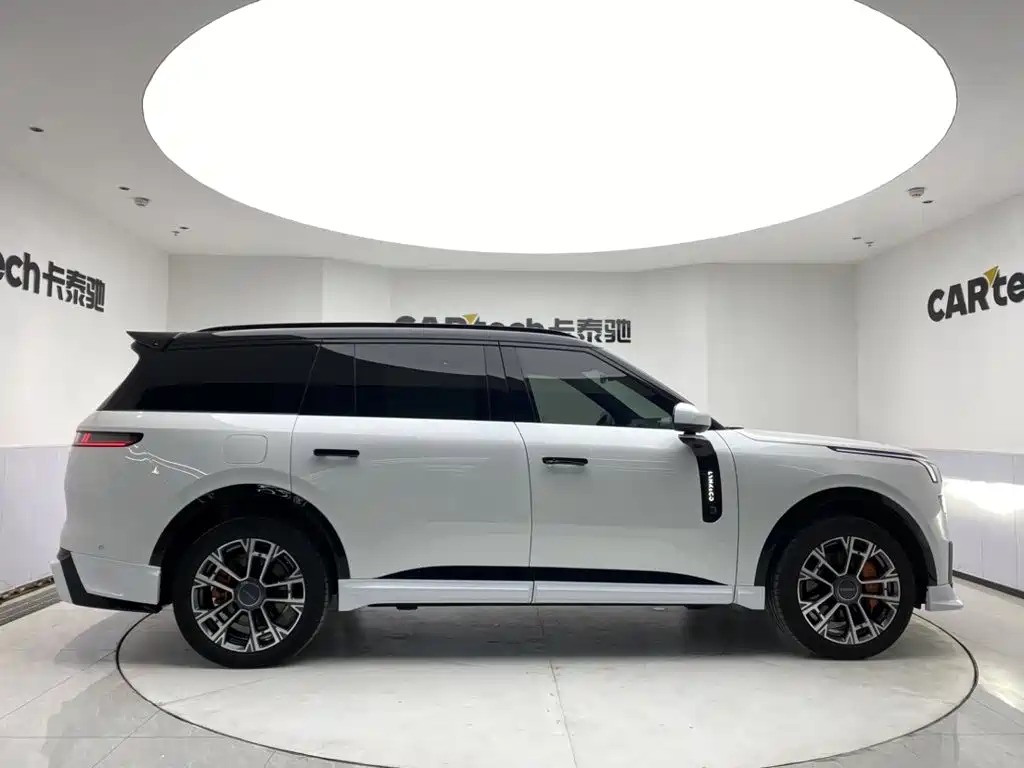 2025 Lynk & Co 900