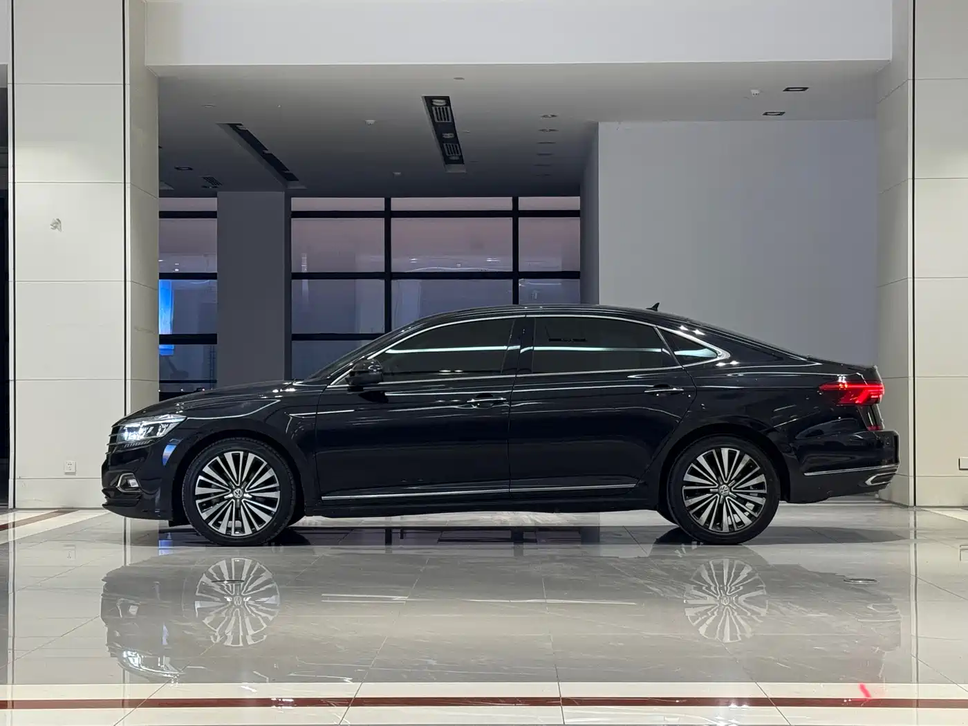 Volkswagen Passat 2020 330TSI Luxury Edition China VI фото 7