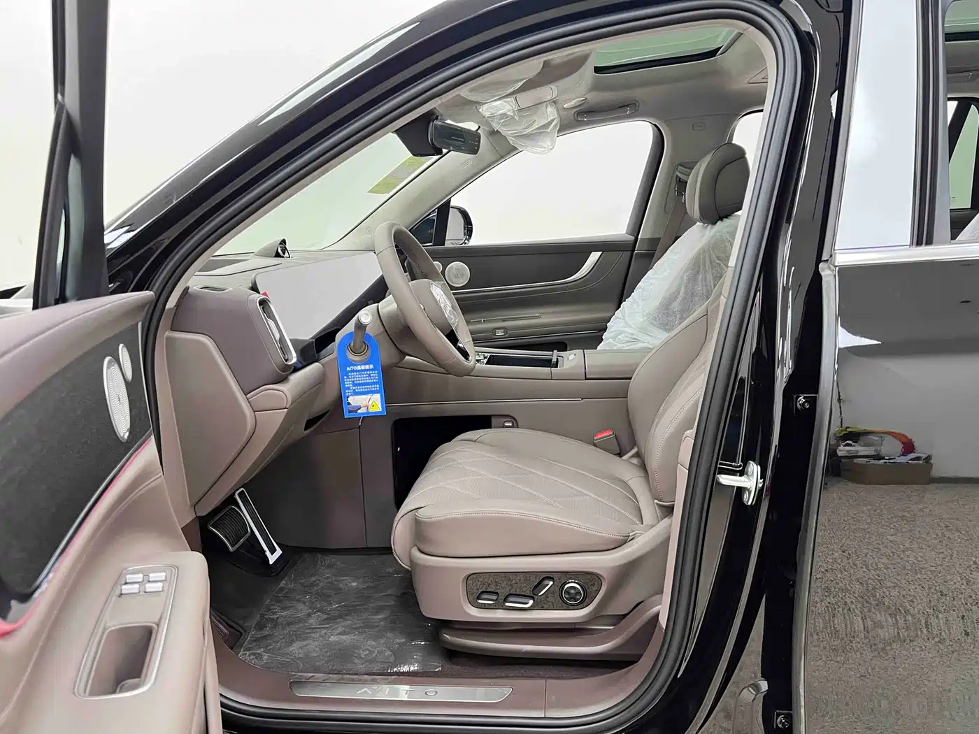 AITO Wenjie AITO M9 2025 Extended Range Ultra 52kWh 6-Seater фото 16