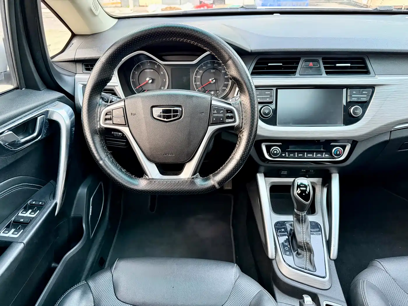 Фото 9 - Geely Vision X3