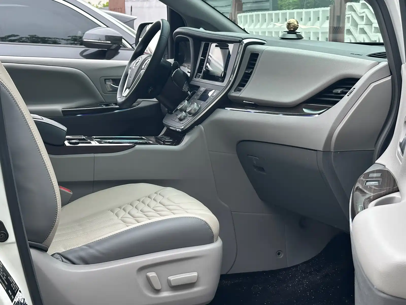 Photo 19 - Toyota Sienna