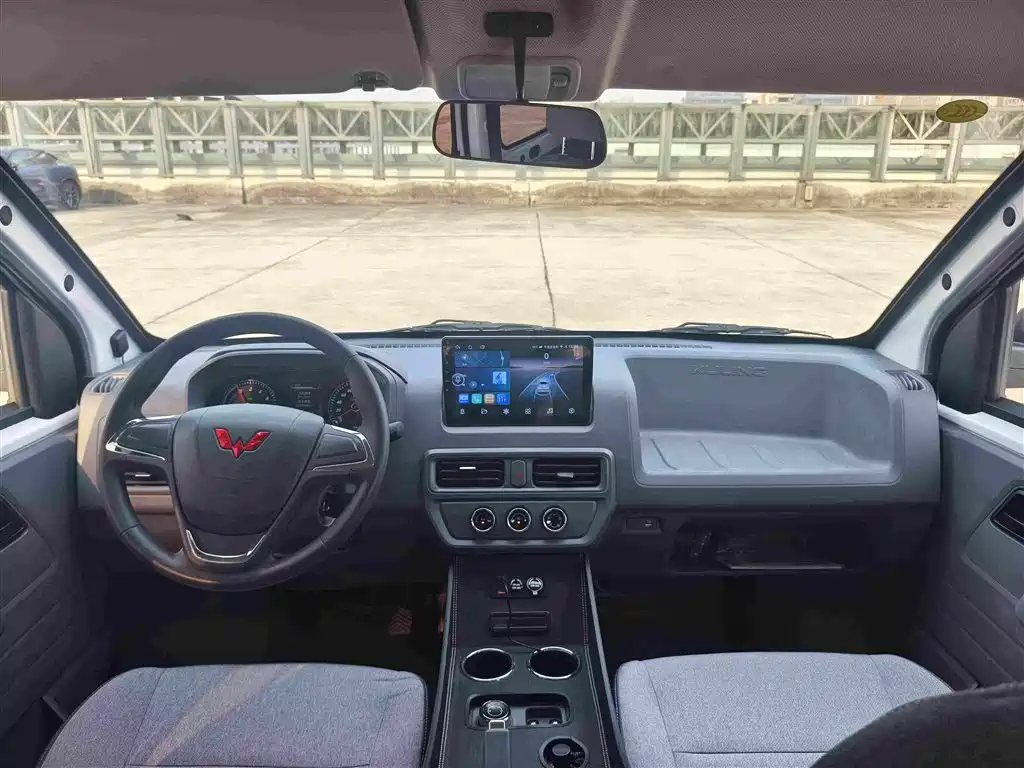 Wuling Motors Wuling Yangguang 2025 2024 300km Comfort Passenger Version 60kW