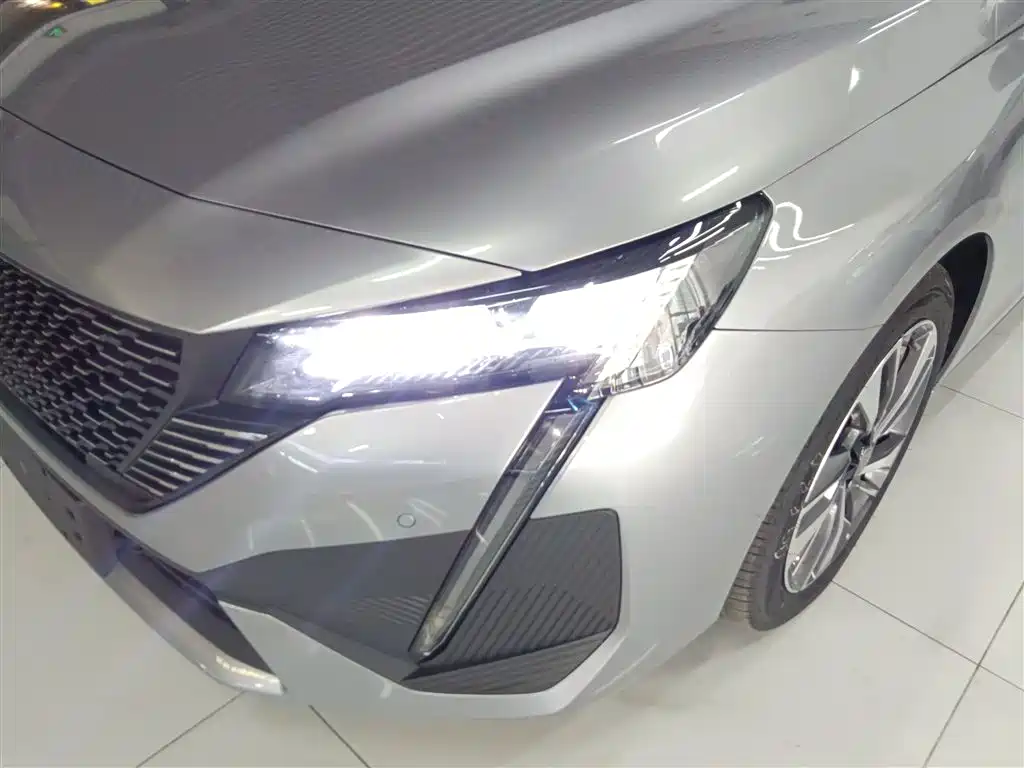 PEUGEOT 408