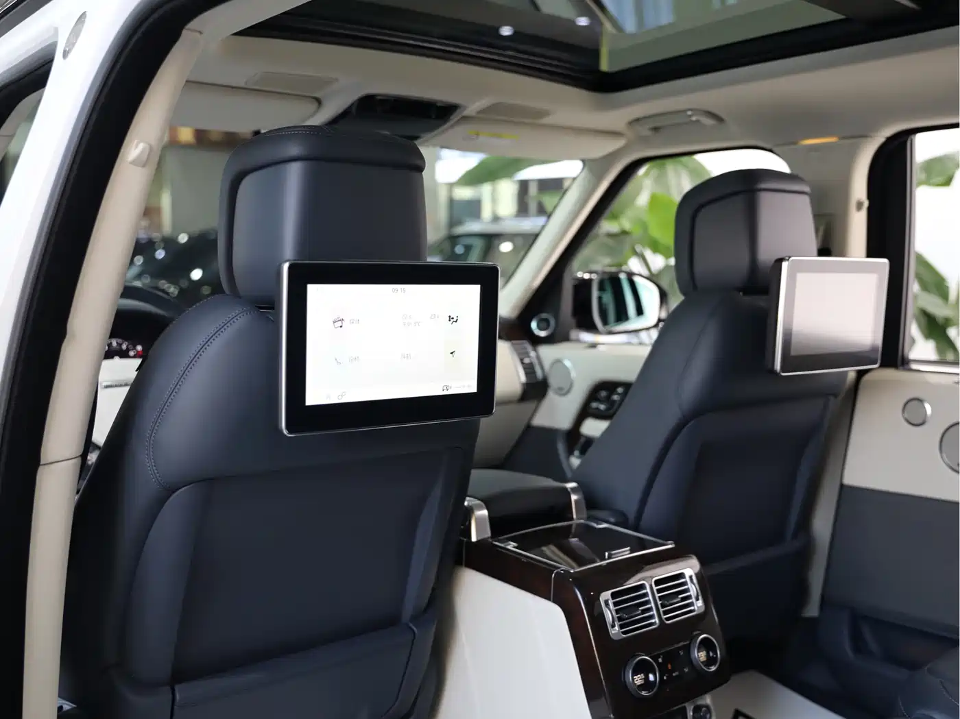 Land Rover Range Rover 2021 3.0 L6 Heritage Extended Classic Edition фото 14