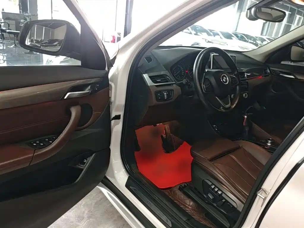 BMW X1 2016 sDrive20Li Luxury Model фото 16