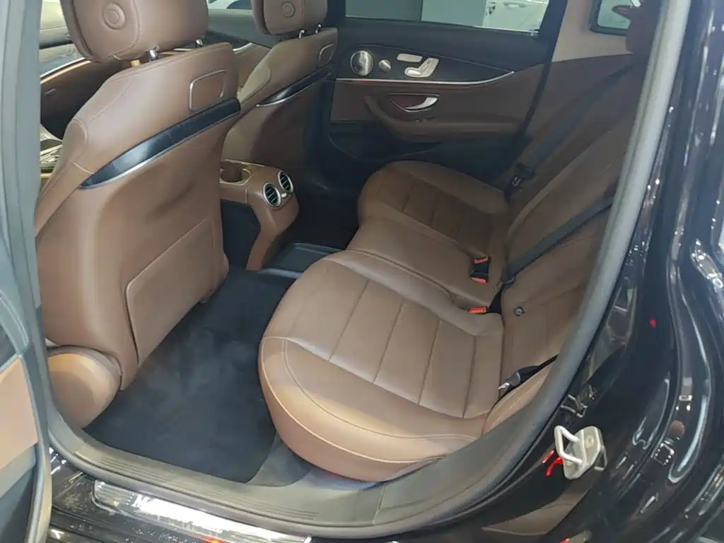 صورة 17 - Mercedes-Benz E-Class