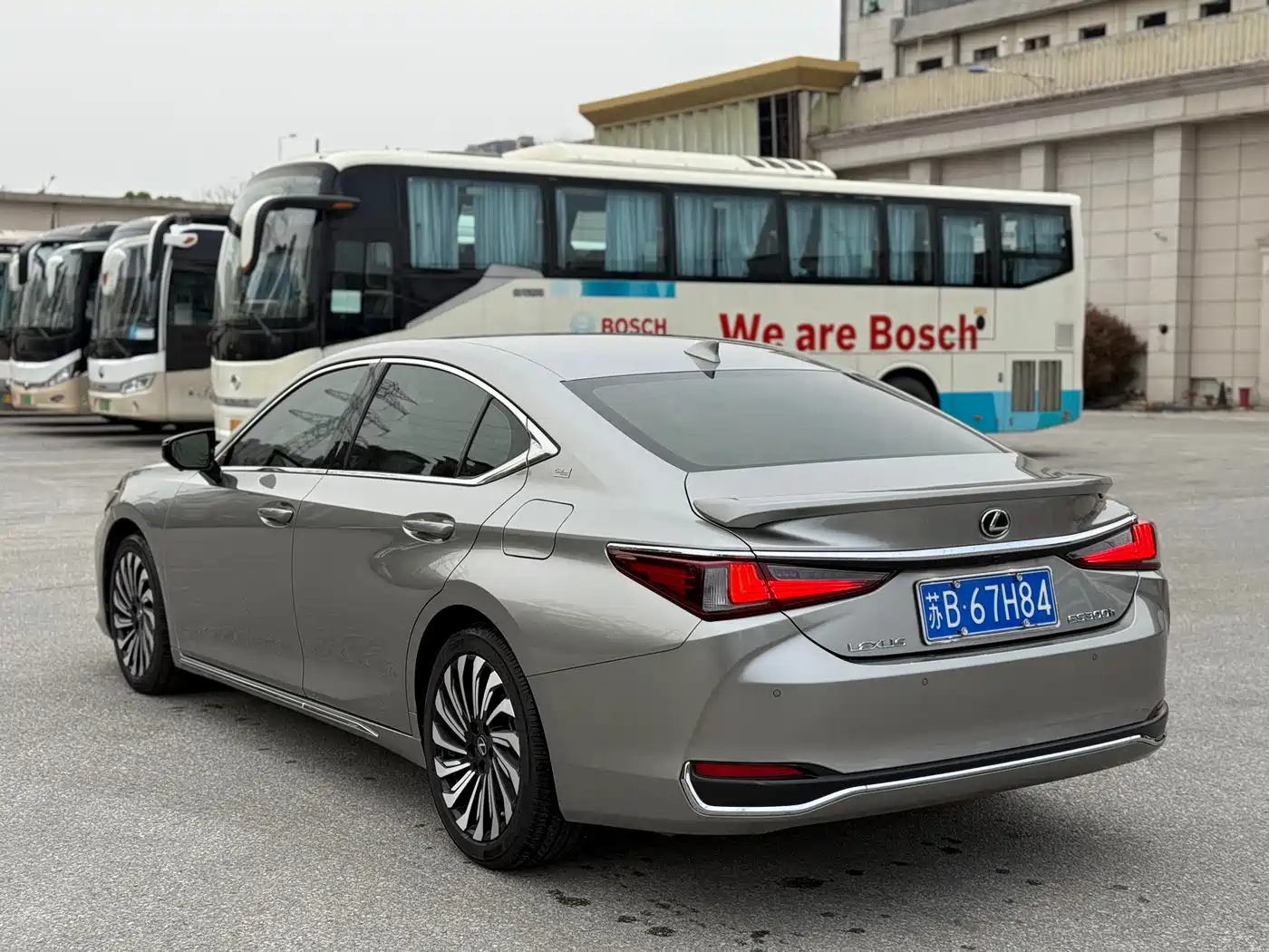 Lexus ES 2022 300h Silver Limited Edition фото 9