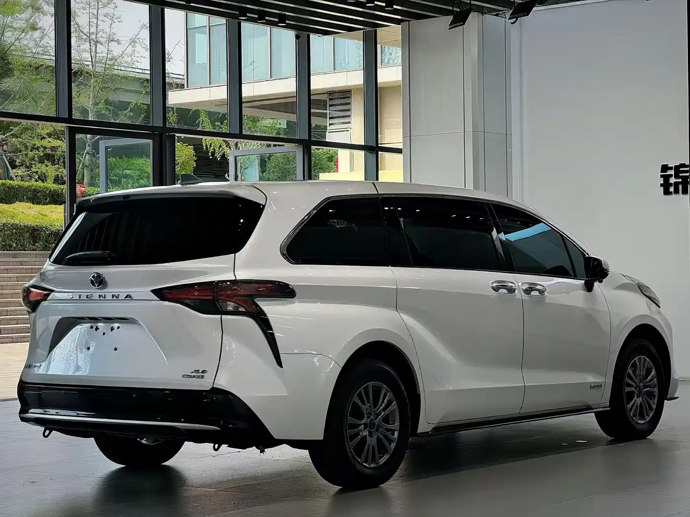 Toyota Sienna 2023 2.5L Hybrid Luxury Edition фото 3
