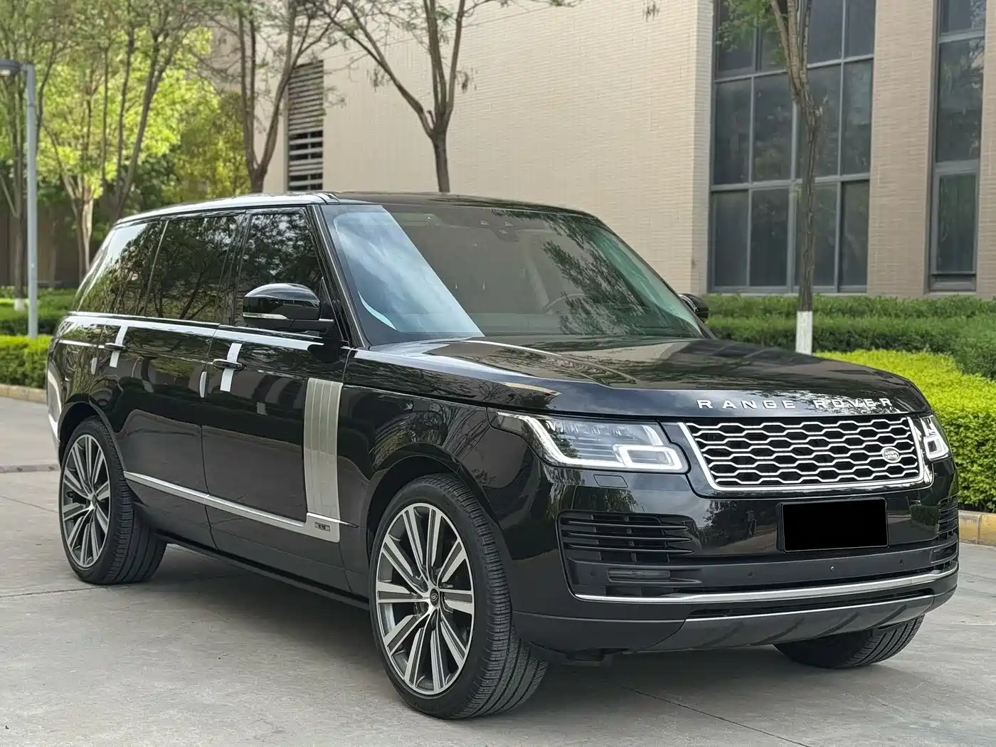 Land Rover Range Rover 2021 3.0 L6 Heritage Extended Classic Edition фото 4