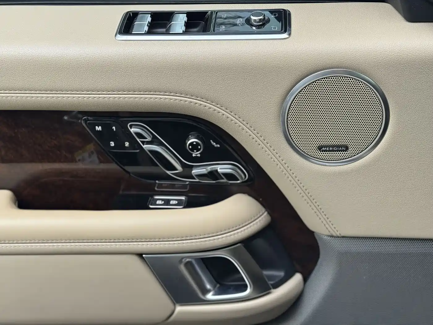 Land Rover Range Rover 2021 3.0 L6 Heritage Extended Classic Edition фото 17