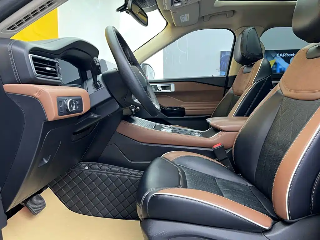 Photo 18 - Ford Explorer