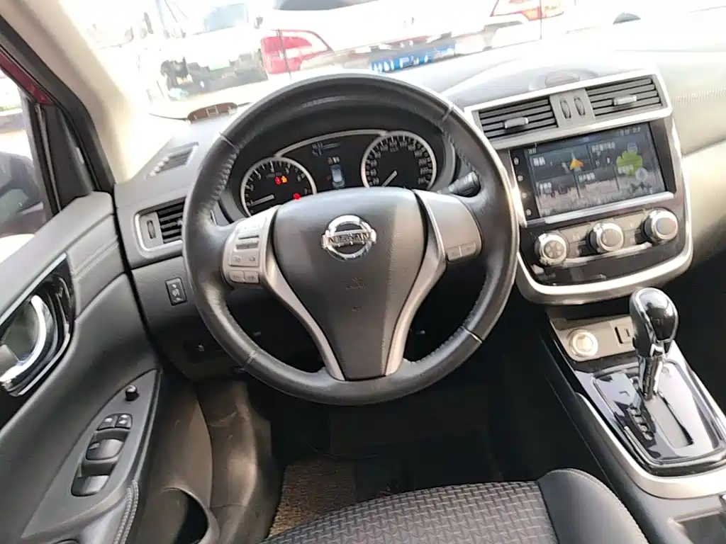 صورة 11 - Nissan Tiida