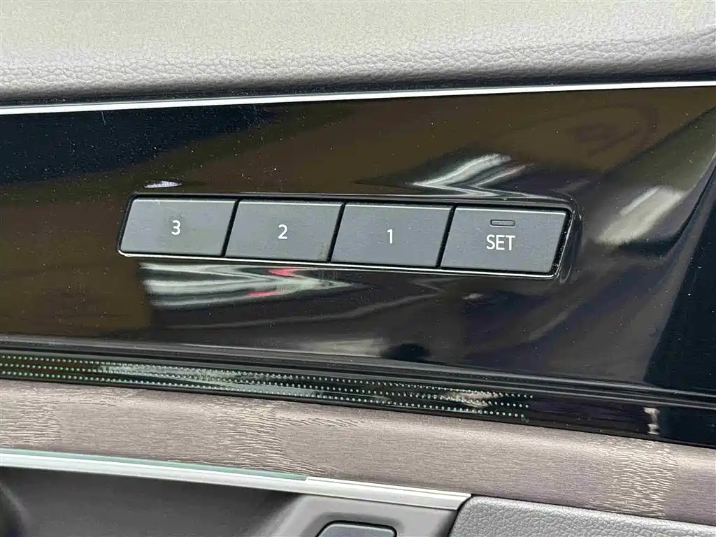 Volkswagen Touareg 2019 3.0TSI Sharp Edge Edition China VI фото 19