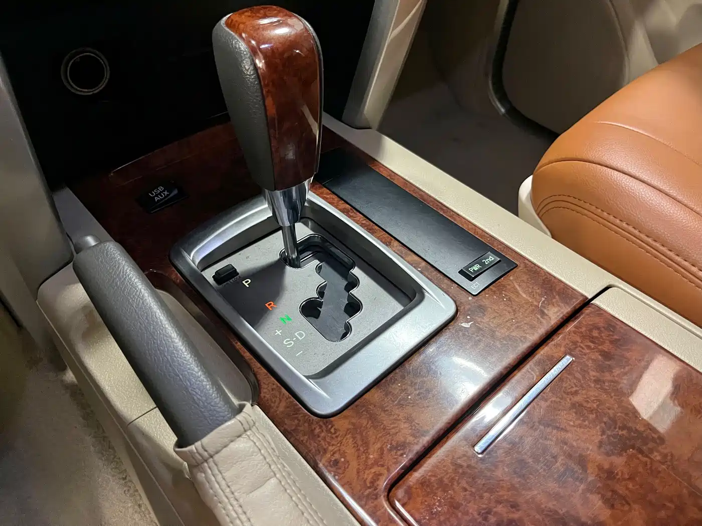 Toyota Land Cruiser (Import) 2015 4.0L V6 Middle East Low Configuration Edition фото 10