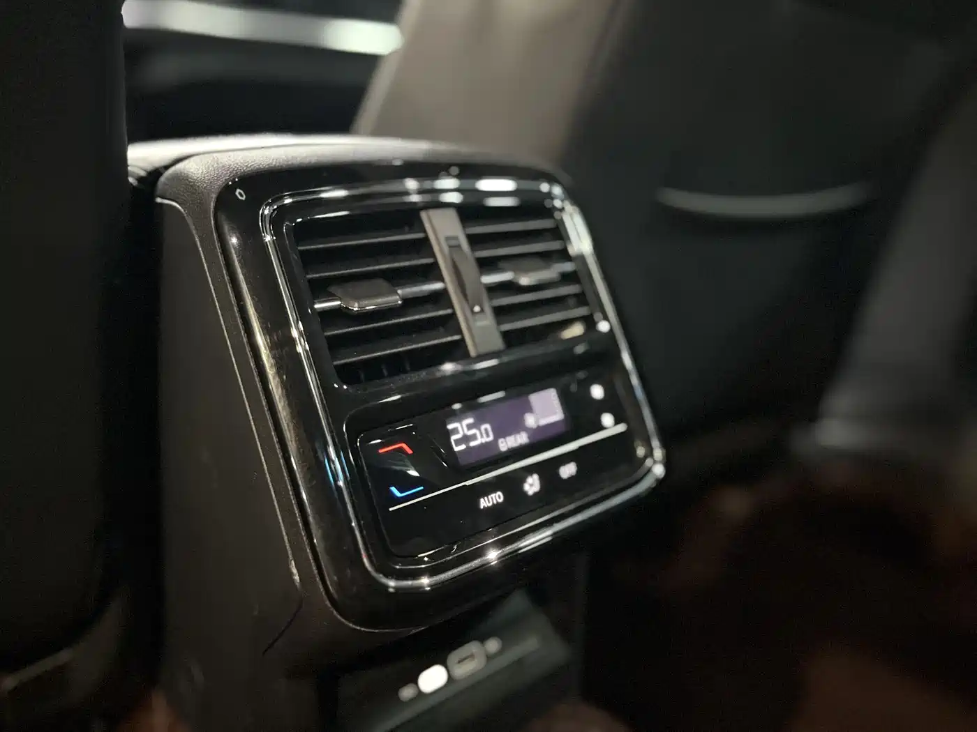 Volkswagen Passat 2023 330TSI Elite Edition фото 13
