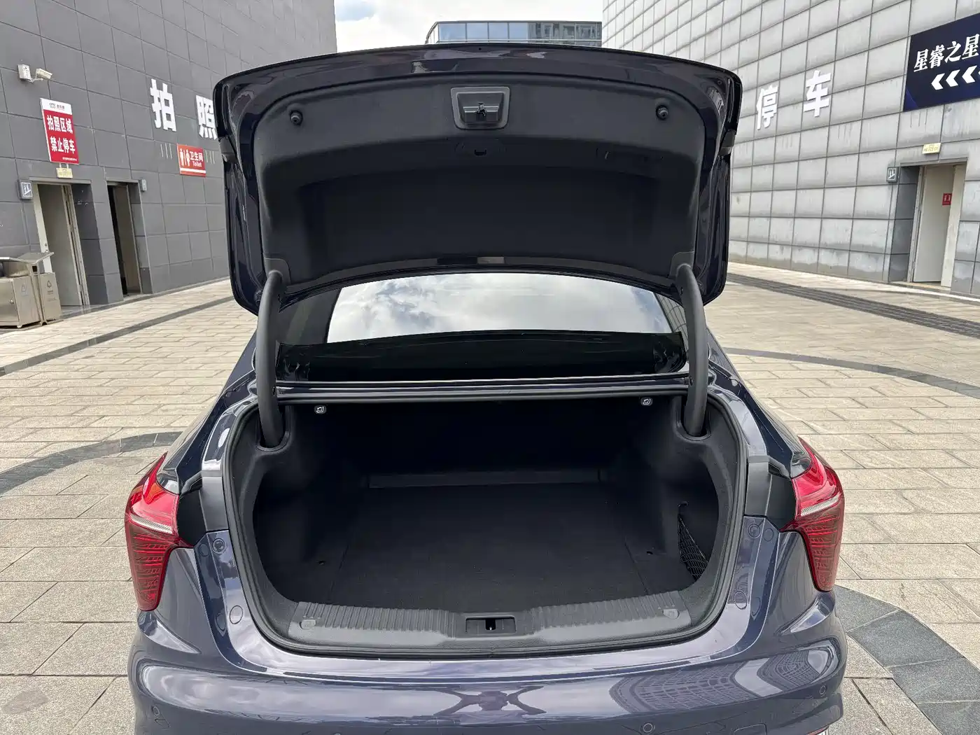 Hongqi H5 2024 2.0T Automatic Smart Connect Flag Leader Edition фото 37