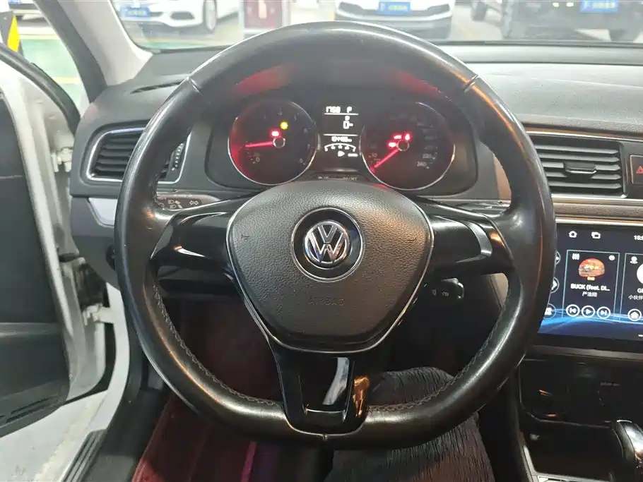 Volkswagen Lavida Tour 2015 1.6L Automatic Comfort Edition фото 15