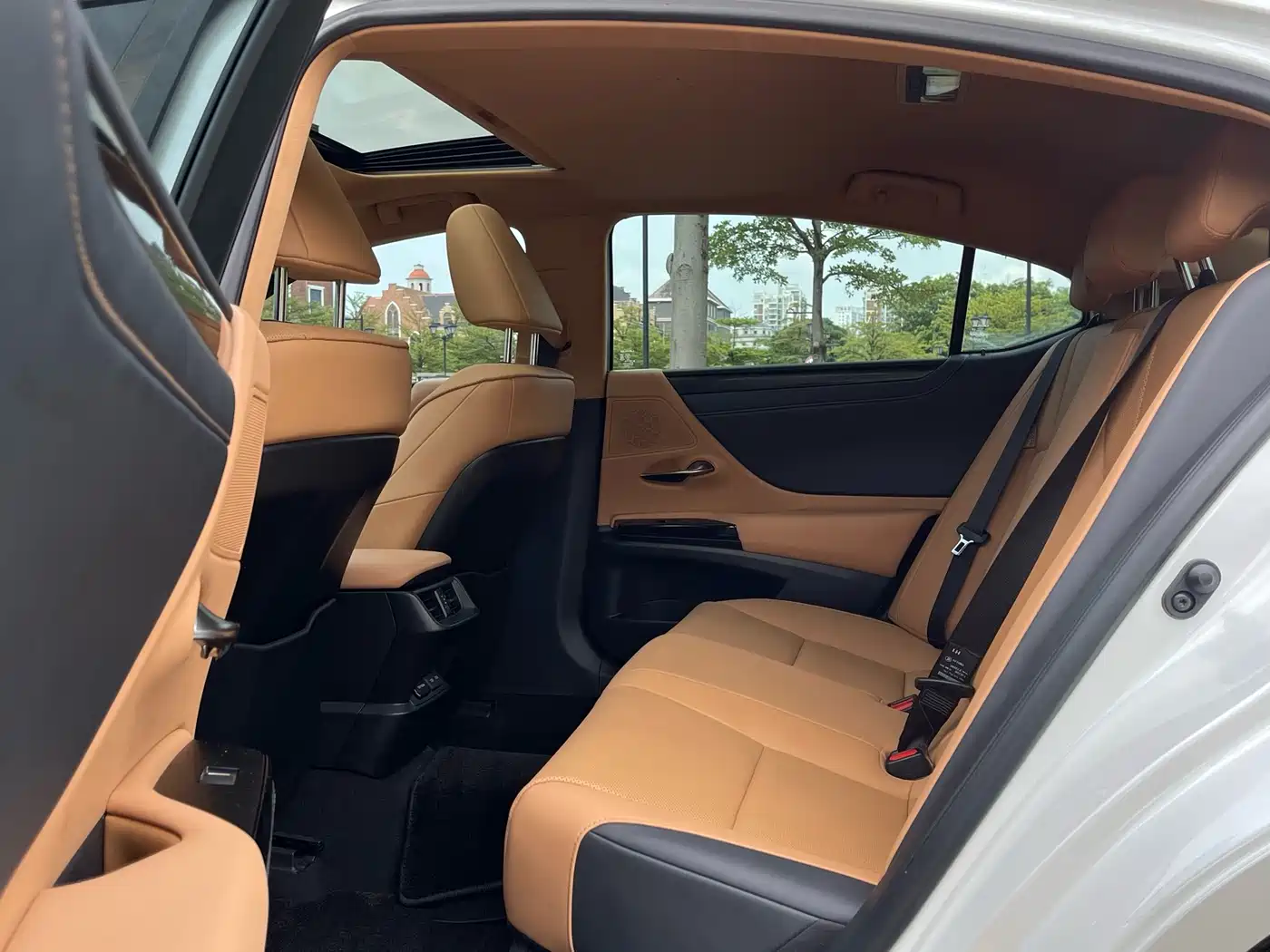 Lexus ES 2023 200 Excellence Edition фото 12
