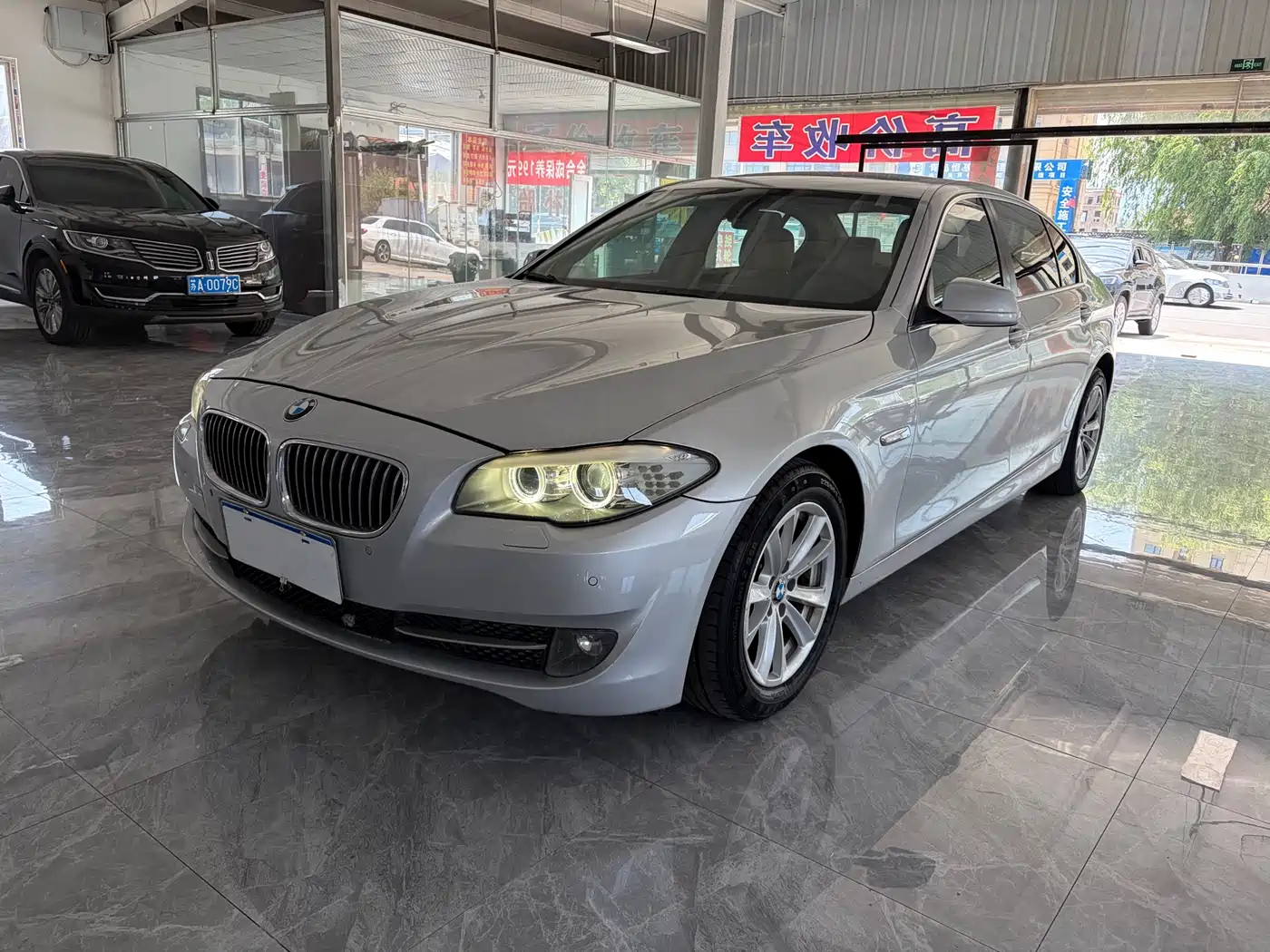 BMW 5 Series 2011 523Li Leading