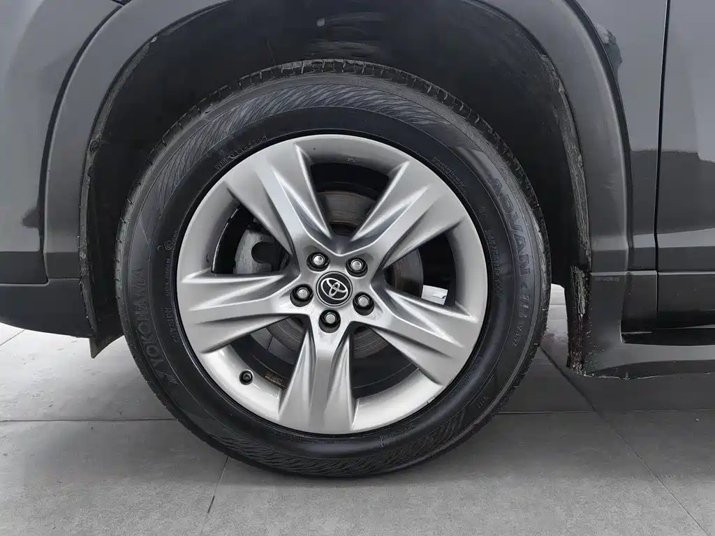 Фото 17 - Toyota Highlander