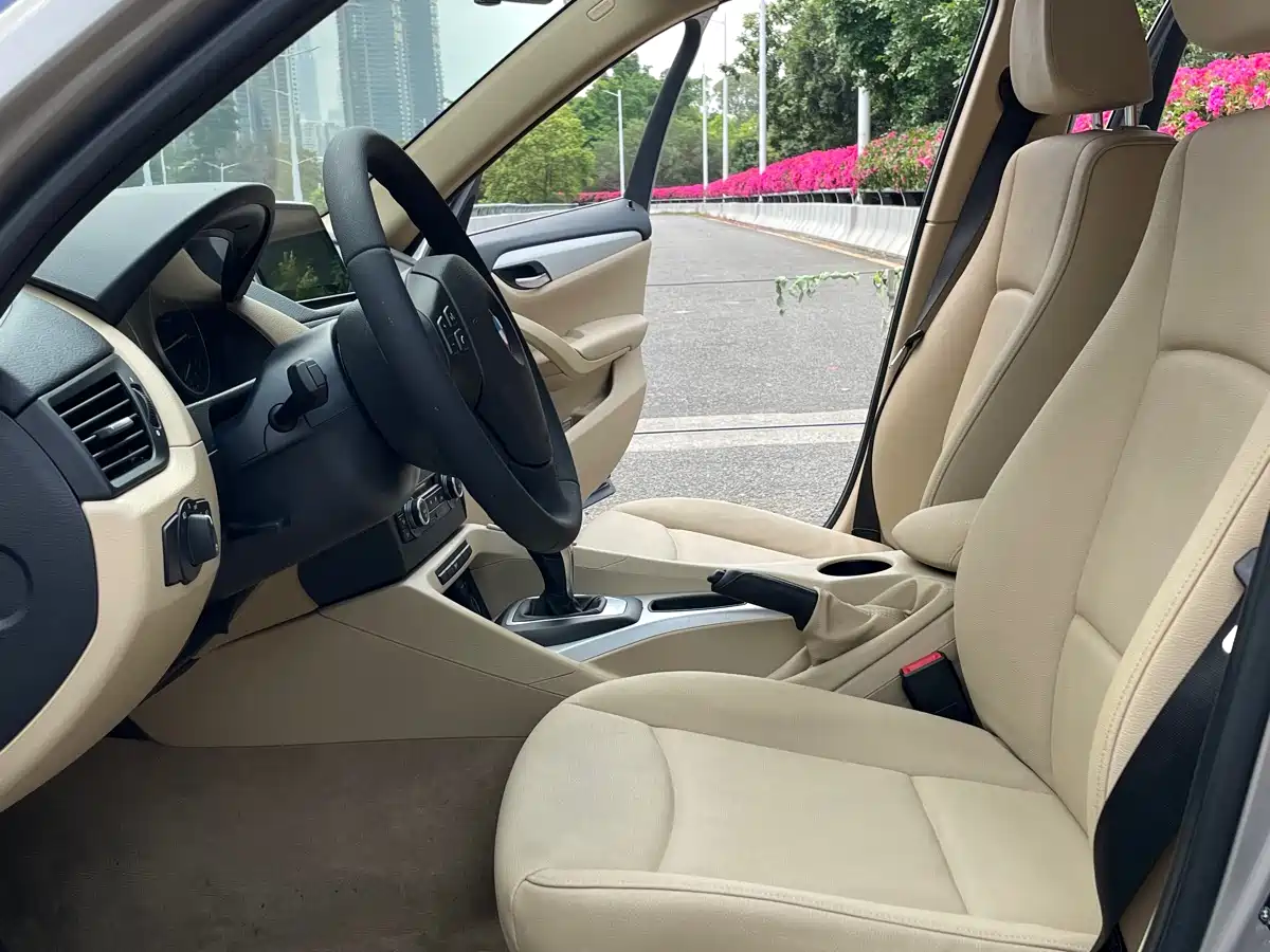 BMW X1 2012 sDrive20i Leading Model фото 9