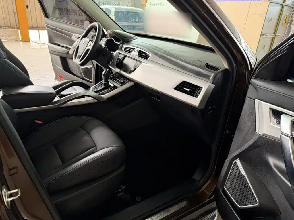 Фото 15 - Geely Atlas