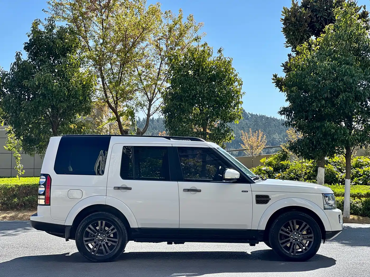 Land Rover Discovery 2015 3.0 SC V6 SE фото 2