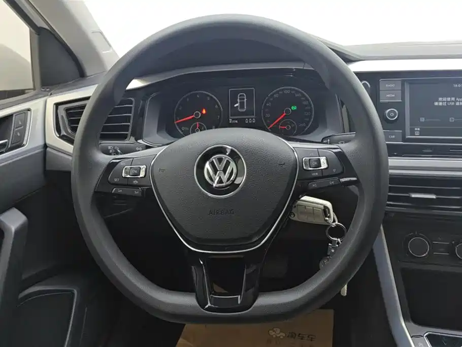VOLKSWAGEN POLO