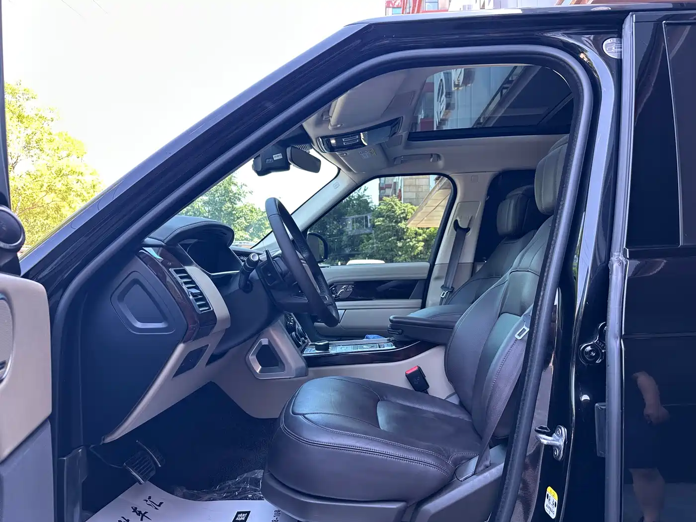 Land Rover Range Rover 2022 3.0 L6 400PS Heritage Extended Classic Edition фото 9