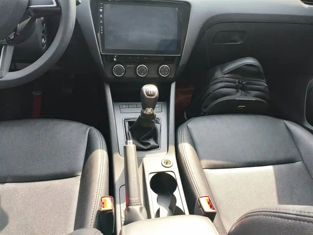 Škoda Octavia 2017 Classic 1.6L Manual Comfort фото 10