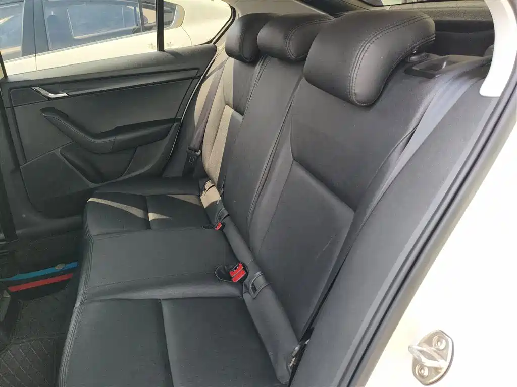 Škoda Octavia 2017 Classic 1.6L Manual Comfort фото 13