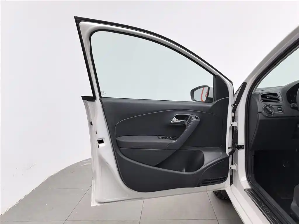 Volkswagen Polo 2014 1.4L Manual Trend Edition фото 8