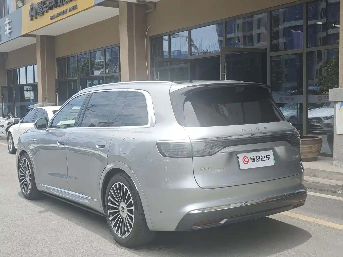AITO Wenjie AITO M8 2025 Extended Range Ultra 53.4kWh 6-Seater фото 5