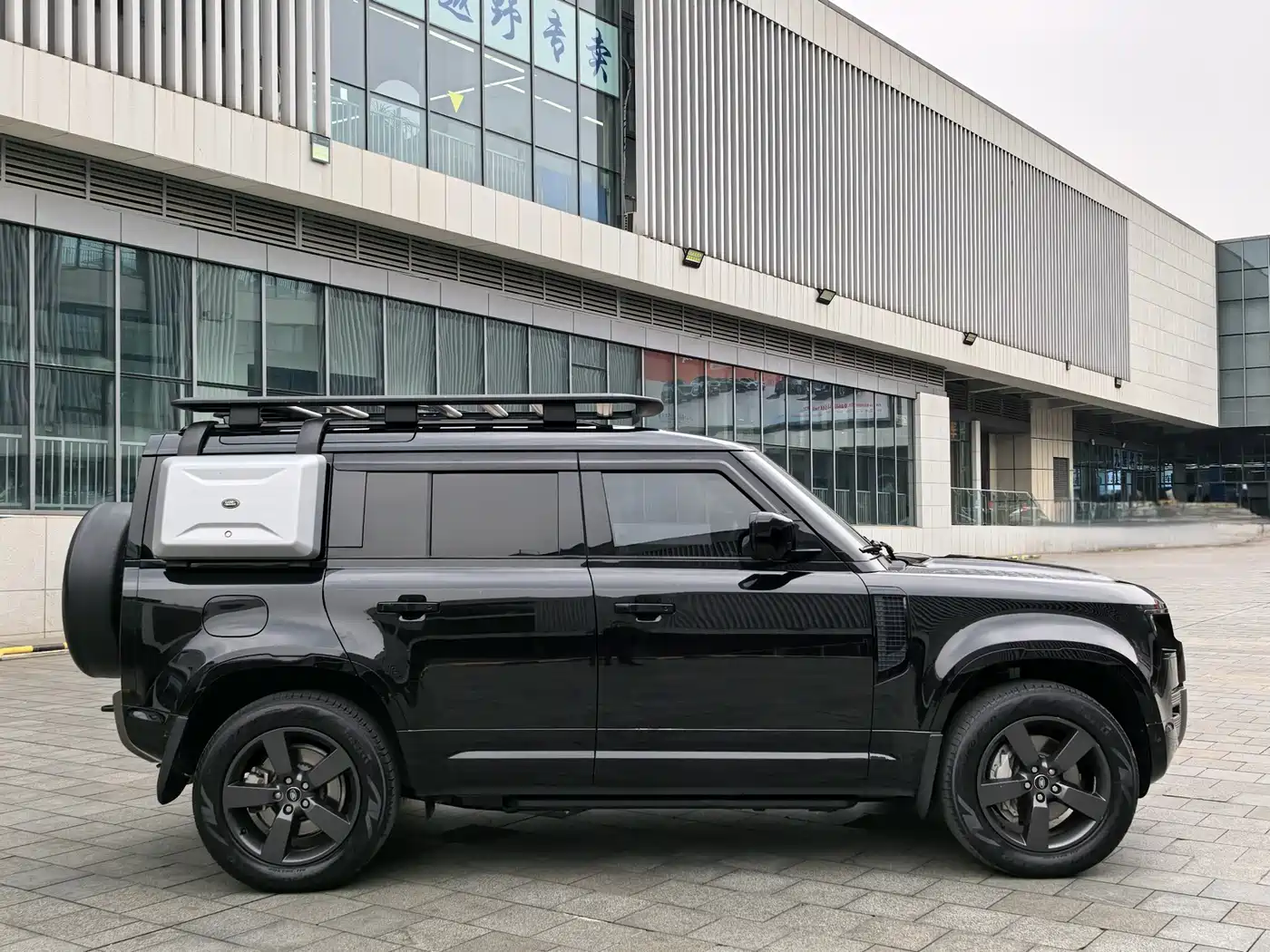 Land Rover Defender 2022 110 P400 X-DYNAMIC HSE фото 4