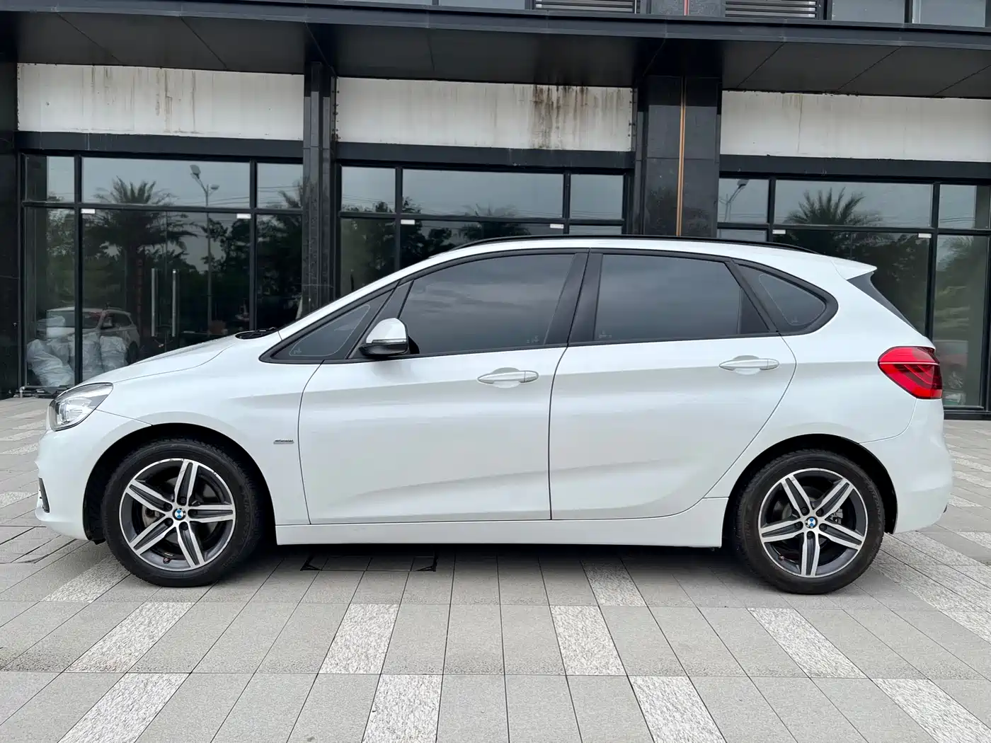 BMW 2 Series Touring 2016 218i Sport Design Package фото 3