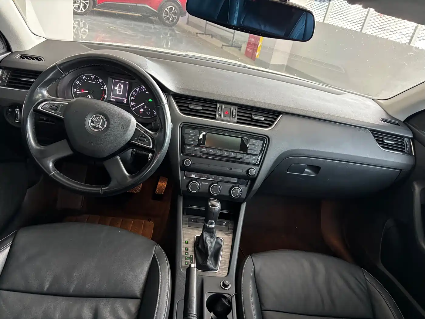 Škoda Octavia 2016 1.6L Automatic Smart Edition фото 8