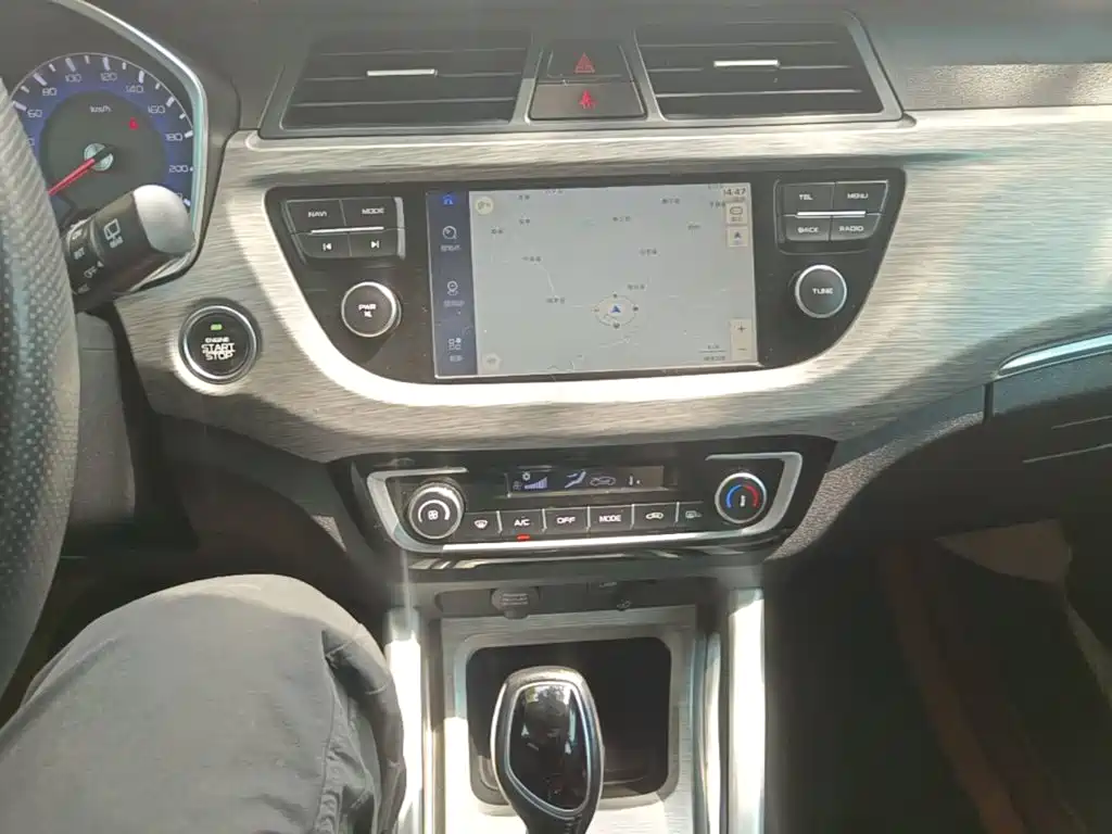 Фото 9 - Geely Vision X3