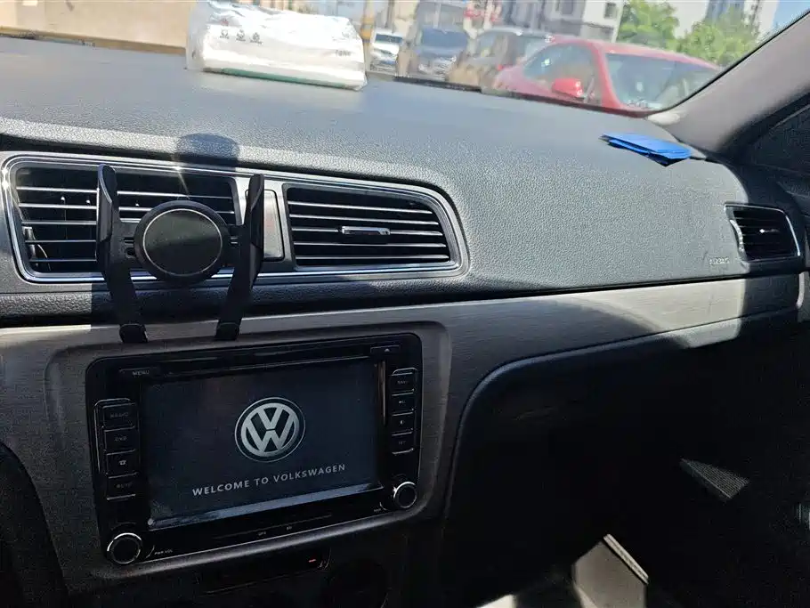 Volkswagen Lavida 2013 Facelift Classic 1.6L Manual Comfort фото 13