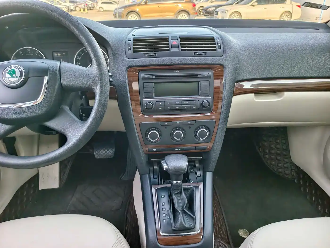 Škoda Octavia 2010 Model 2.0L Automatic Elegance Edition фото 13