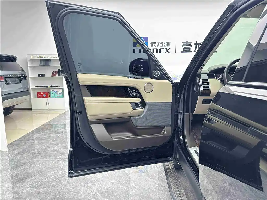 Land Rover Range Rover 2022 3.0 L6 400PS Heritage Extended Classic Edition фото 3