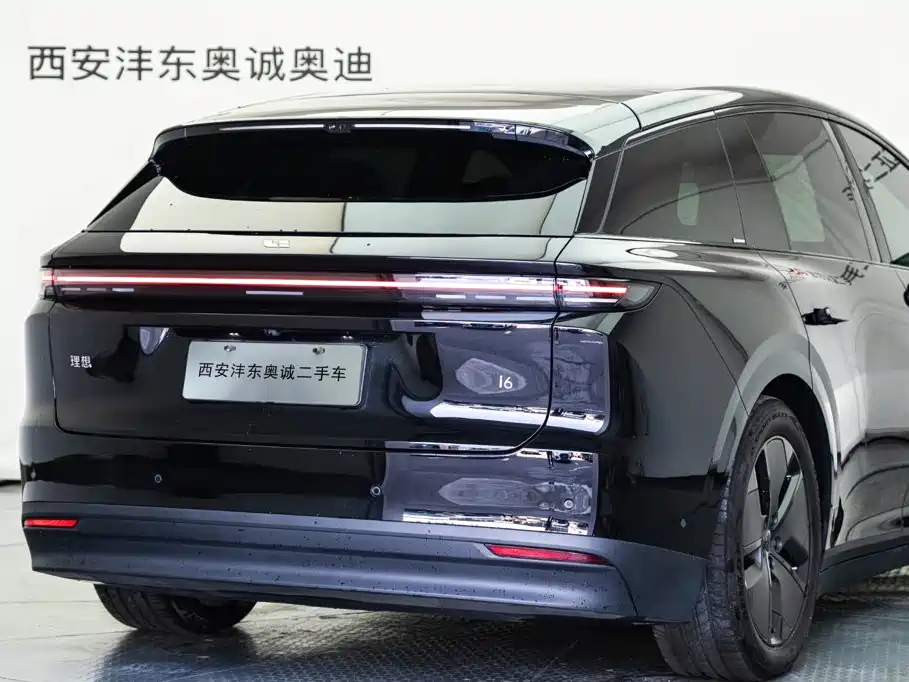 Фото 30 - Li Auto i6